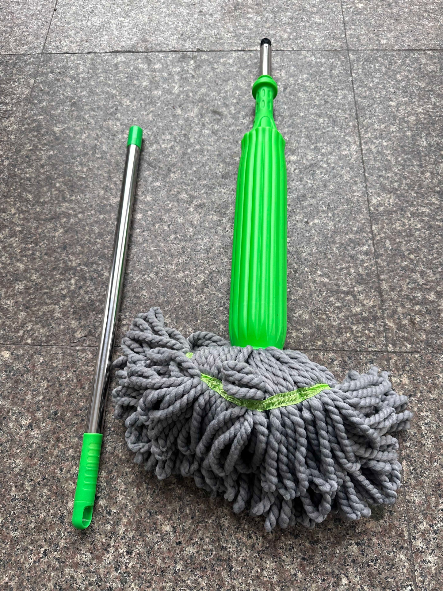 Self-twisting Water Rotating Mop