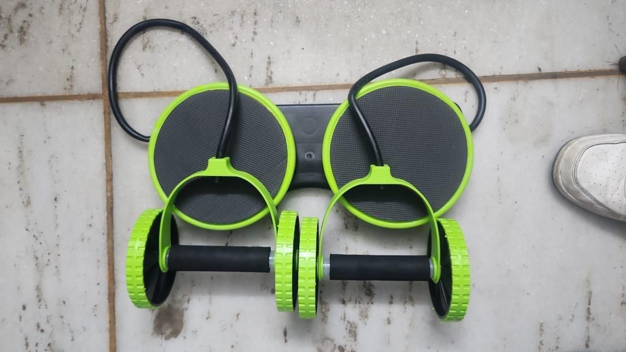 Wheel Roller for Core Workouts with Knee Pad